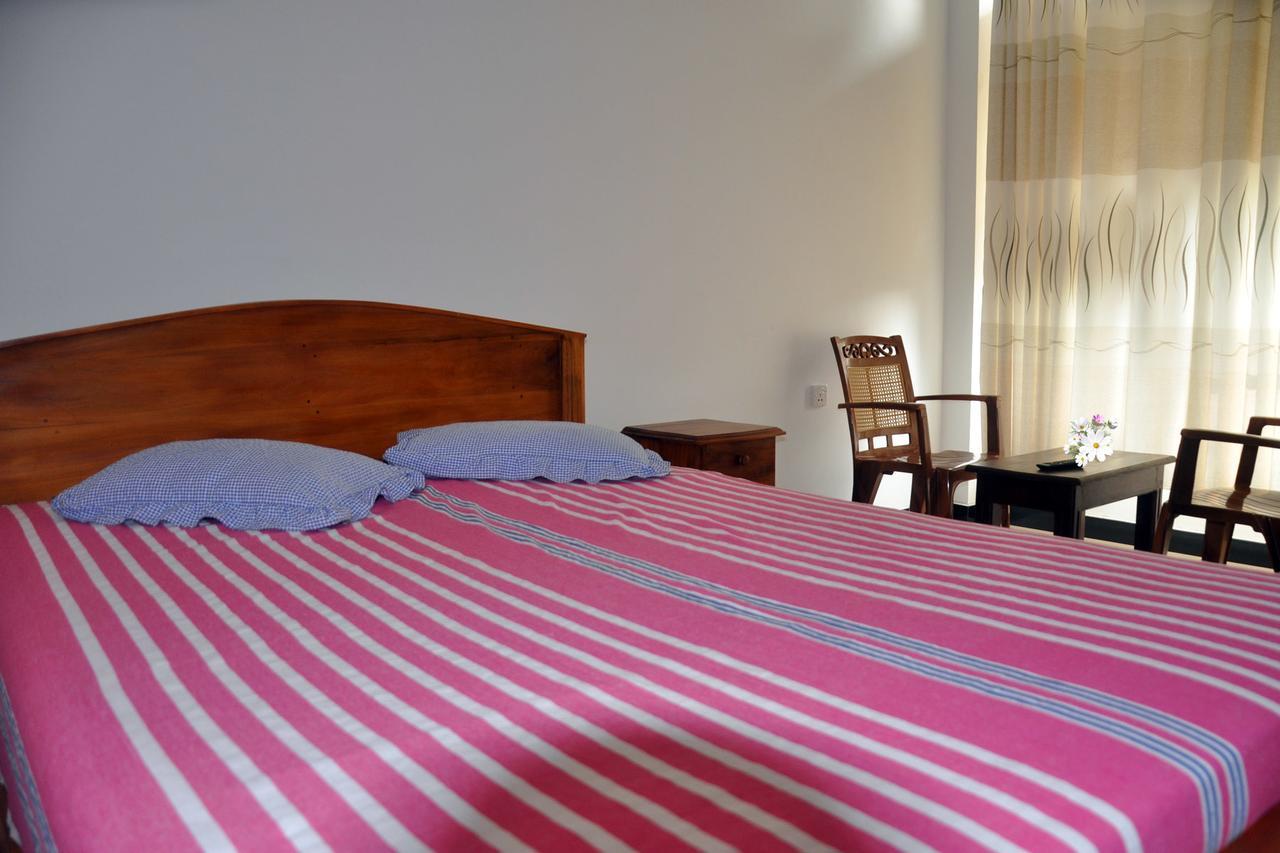 Hotel Pearl Gate Chilaw Exteriör bild