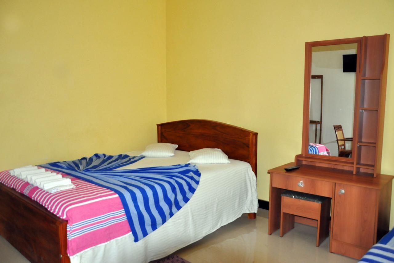 Hotel Pearl Gate Chilaw Exteriör bild